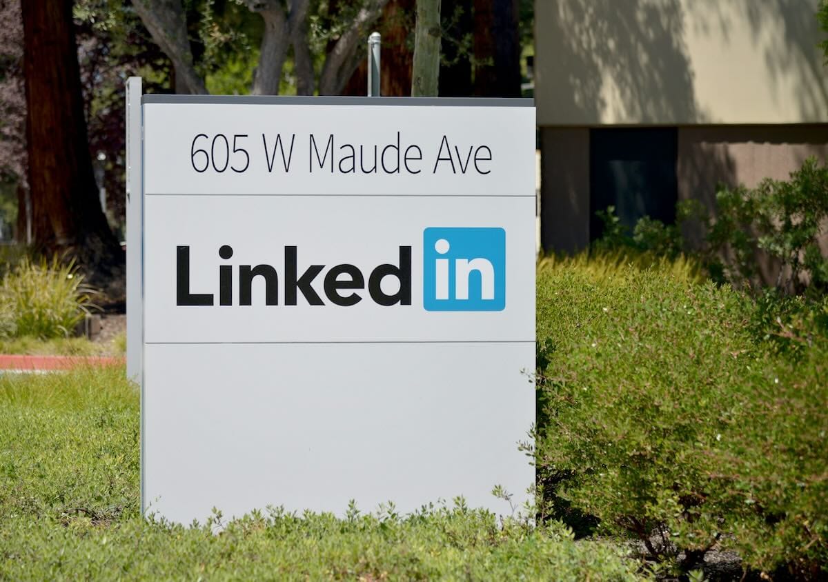 Comment les recruteurs IA sur LinkedIn ont été dupés par une requête masquée originale